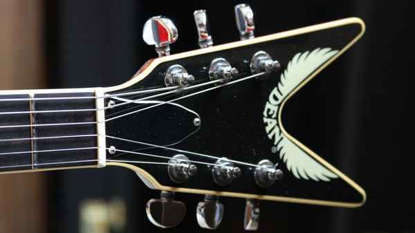 Dean Guitars намерена отменить регистрацию товарных знаков Gibson через суд  