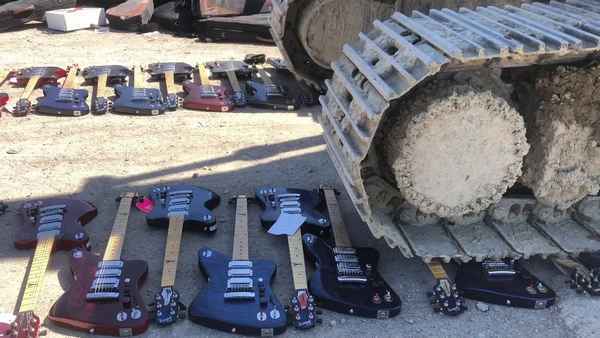 Массовое уничтожение электрогитар Gibson Firebird засняли на видео  
