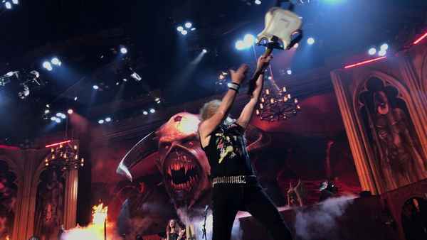Гитарист Iron Maiden метнул гитару и чуть не убил охранника  