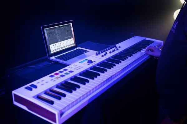 NAMM 2020: Arturia KeyLab Essential 88 обещает клавиатуру с «гибридным фортепианно-синтезаторным ощущением»  