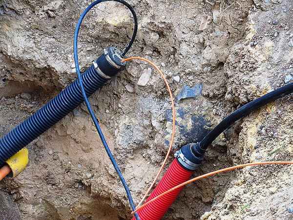 Как правильно проложить электрический кабель в земле