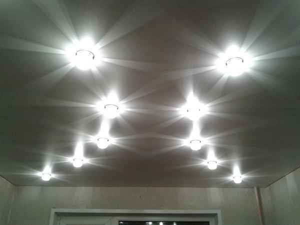 Как расставить лампочки на натяжном потолке