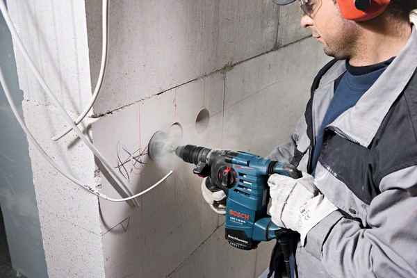 Как проштробить розетку в бетонной стене
