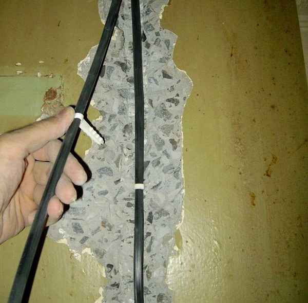 Как закрепить проводку на стене